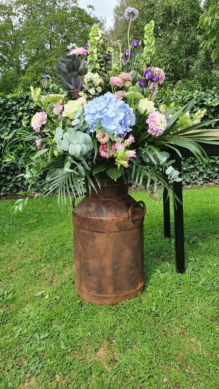 Ceremonie- en tafelbloemen door Je Grote Dag – foto 6