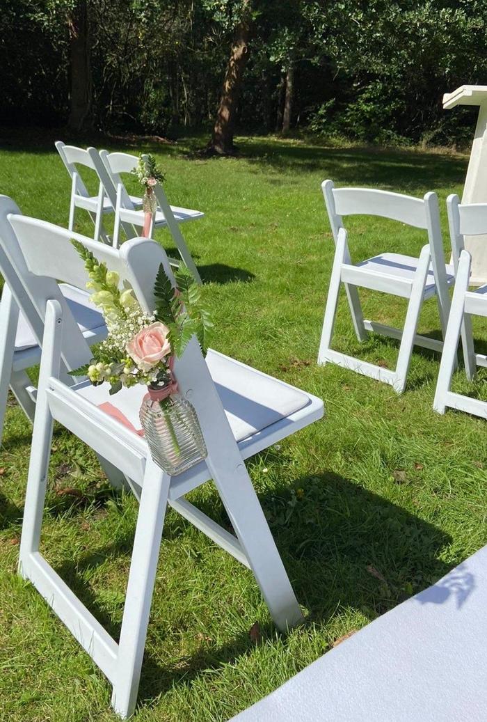 Ceremonie- en tafelbloemen door Je Grote Dag – foto 5