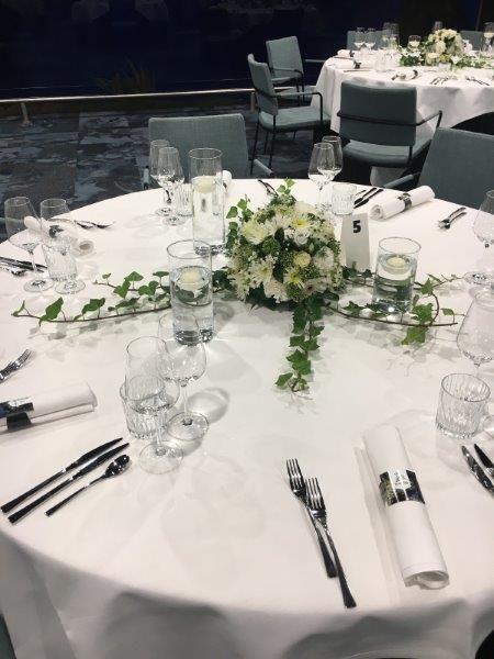 Ceremonie- en tafelbloemen door Je Grote Dag – foto 36