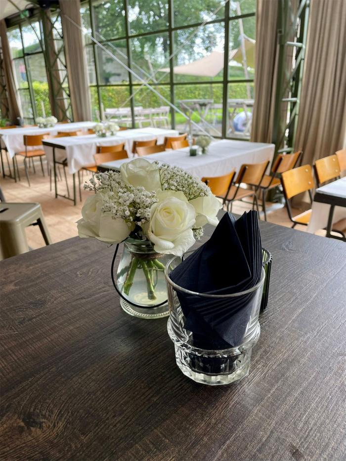 Bruiloft Alper & Marria: bruiloftstyling en bloemen door Je Grote Dag bij Slot Loevestein – foto 3