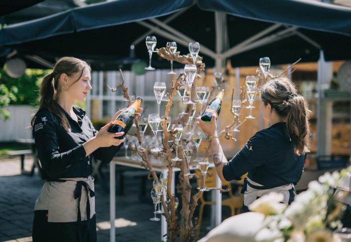 Bruiloft Anthoney en Ines: bruiloftstyling en bloemen door Je Grote Dag bij Villa Ockenburgh – foto 2