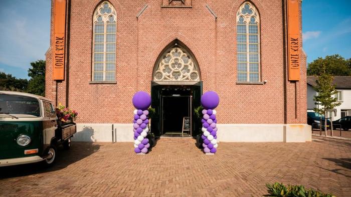 Bruiloft Danny & Lucy: bruiloftstyling en bloemen door Je Grote Dag bij Onze Kerk Hooge Zwaluwe – foto 5