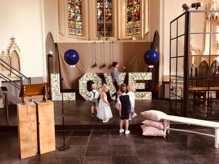 Bruiloft Danny & Lucy: bruiloftstyling en bloemen door Je Grote Dag bij Onze Kerk Hooge Zwaluwe – foto 6