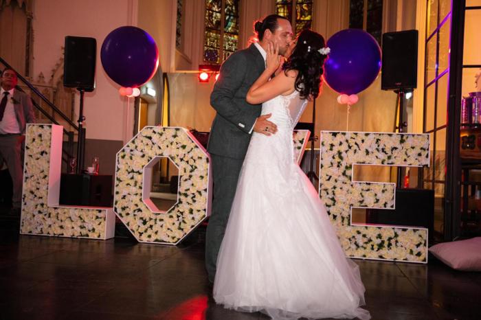 Bruiloft Danny & Lucy: bruiloftstyling en bloemen door Je Grote Dag bij Onze Kerk Hooge Zwaluwe – foto 10