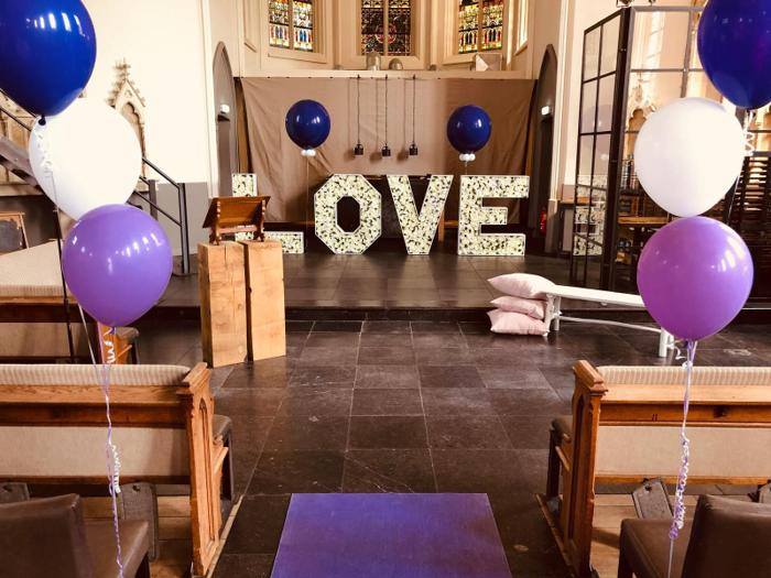 Bruiloft Danny & Lucy: bruiloftstyling en bloemen door Je Grote Dag bij Onze Kerk Hooge Zwaluwe – foto 12