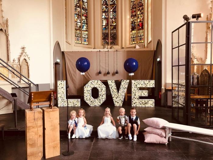 Bruiloft Danny & Lucy: bruiloftstyling en bloemen door Je Grote Dag bij Onze Kerk Hooge Zwaluwe – foto 13