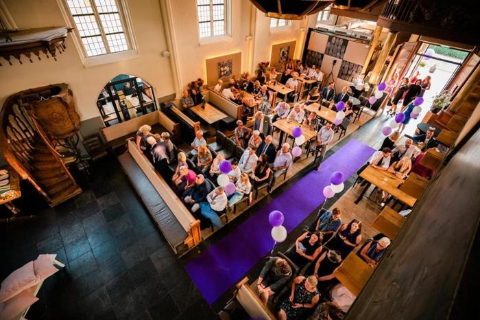 Bruiloft Danny & Lucy: bruiloftstyling en bloemen door Je Grote Dag bij Onze Kerk Hooge Zwaluwe – foto 14