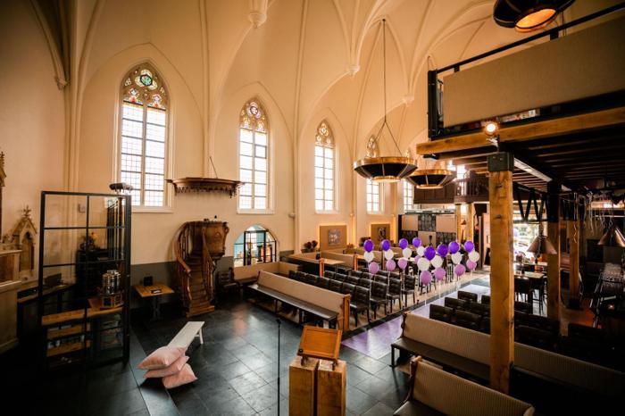 Bruiloft Danny & Lucy: bruiloftstyling en bloemen door Je Grote Dag bij Onze Kerk Hooge Zwaluwe – foto 16