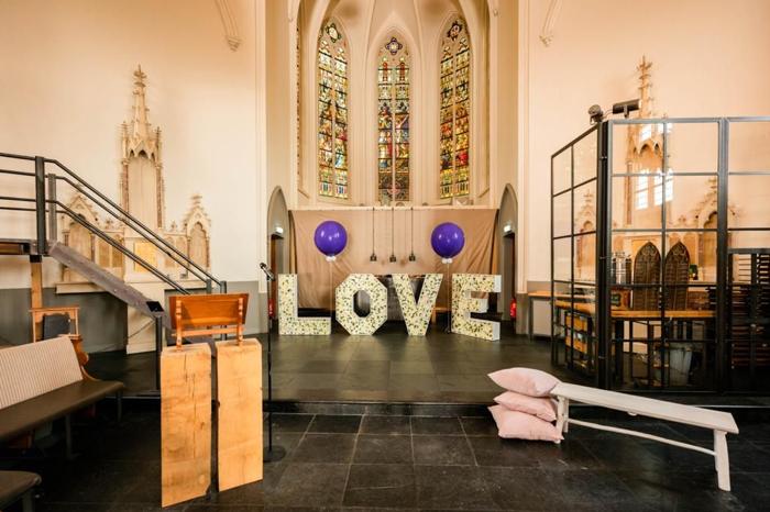 Bruiloft Danny & Lucy: bruiloftstyling en bloemen door Je Grote Dag bij Onze Kerk Hooge Zwaluwe – foto 17