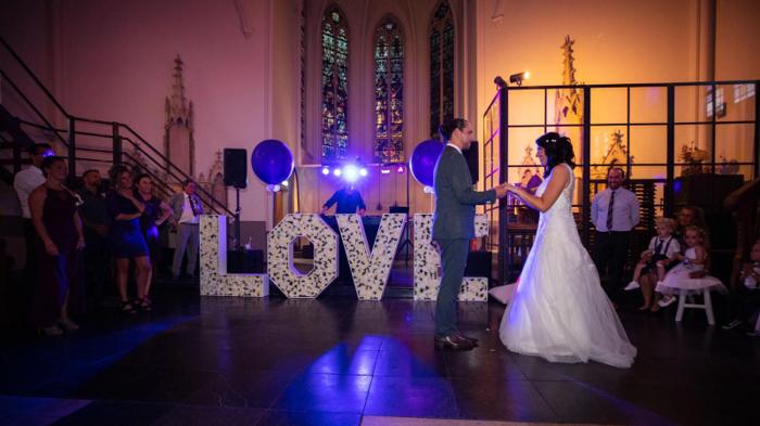 Bruiloft Danny & Lucy: bruiloftstyling en bloemen door Je Grote Dag bij Onze Kerk Hooge Zwaluwe – foto 18