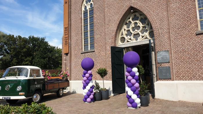 Bruiloft Danny & Lucy: bruiloftstyling en bloemen door Je Grote Dag bij Onze Kerk Hooge Zwaluwe – foto 20