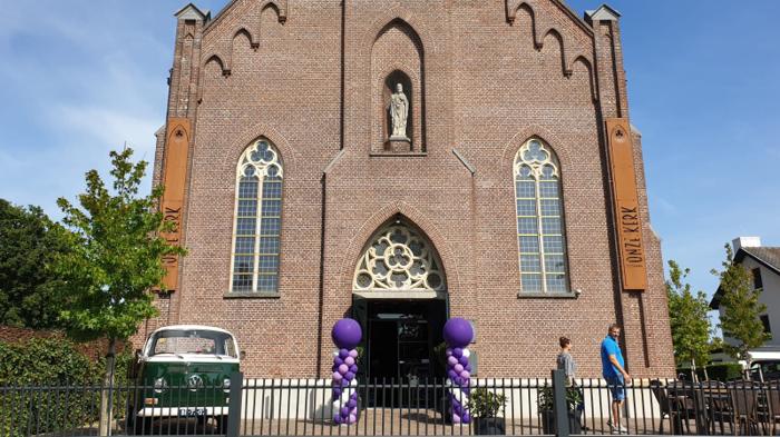 Bruiloft Danny & Lucy: bruiloftstyling en bloemen door Je Grote Dag bij Onze Kerk Hooge Zwaluwe – foto 21