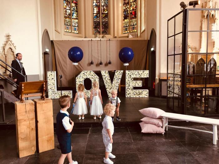 Bruiloft Danny & Lucy: bruiloftstyling en bloemen door Je Grote Dag bij Onze Kerk Hooge Zwaluwe – foto 24