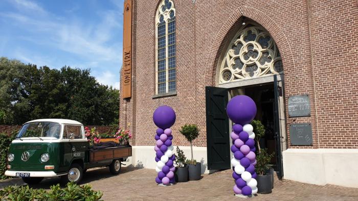 Bruiloft Danny & Lucy: bruiloftstyling en bloemen door Je Grote Dag bij Onze Kerk Hooge Zwaluwe – foto 25