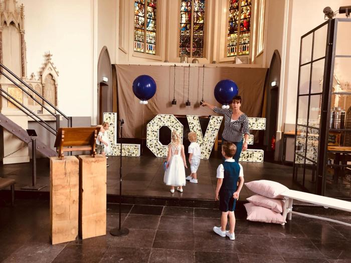 Bruiloft Danny & Lucy: bruiloftstyling en bloemen door Je Grote Dag bij Onze Kerk Hooge Zwaluwe – foto 29