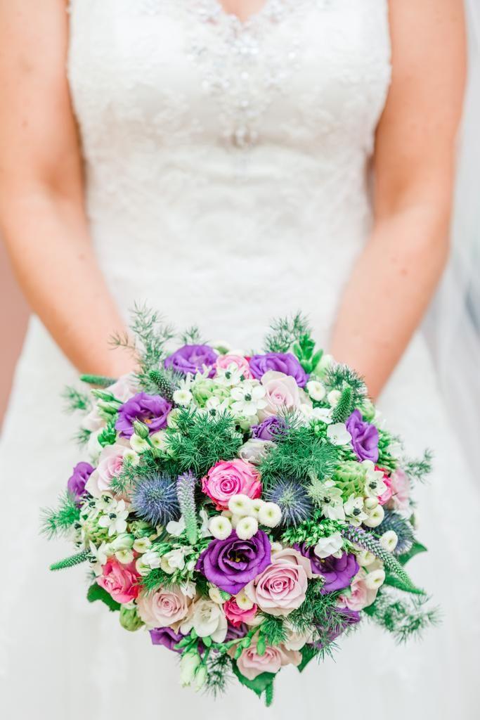 Bruiloft Danny & Lucy: bruiloftstyling en bloemen door Je Grote Dag bij Onze Kerk Hooge Zwaluwe – foto 30