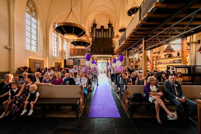 Bruiloft Danny & Lucy: bruiloftstyling en bloemen door Je Grote Dag bij Onze Kerk Hooge Zwaluwe – foto 33