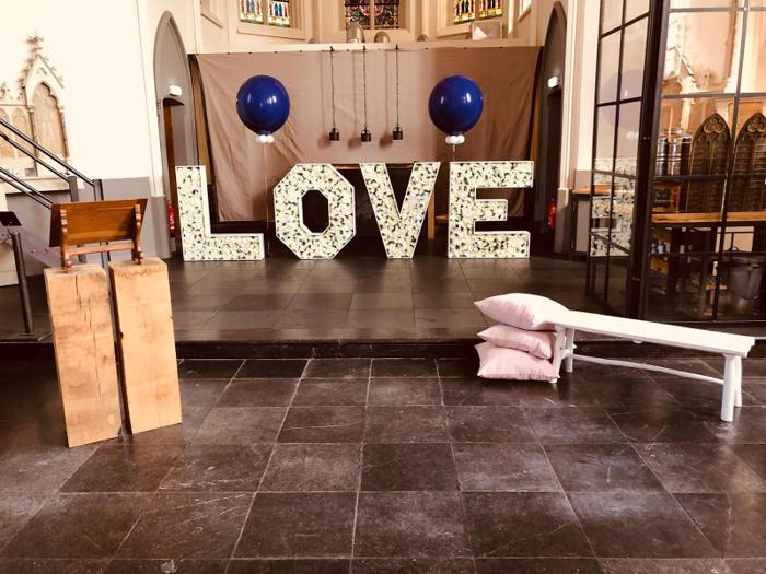 Bruiloft Danny & Lucy: bruiloftstyling en bloemen door Je Grote Dag bij Onze Kerk Hooge Zwaluwe – foto 34