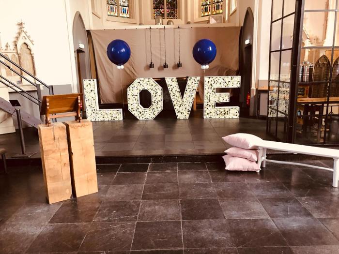 Bruiloft Danny & Lucy: bruiloftstyling en bloemen door Je Grote Dag bij Onze Kerk Hooge Zwaluwe – foto 35