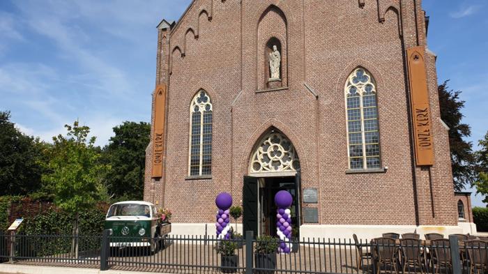 Bruiloft Danny & Lucy: bruiloftstyling en bloemen door Je Grote Dag bij Onze Kerk Hooge Zwaluwe – foto 36