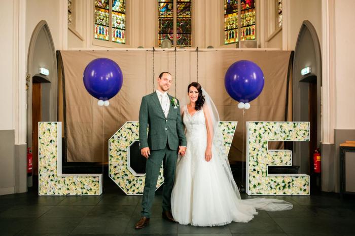 Bruiloft Danny & Lucy: bruiloftstyling en bloemen door Je Grote Dag bij Onze Kerk Hooge Zwaluwe – foto 37