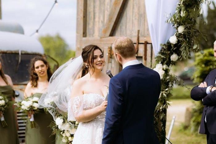 Bruiloft Jeroen & Dominique: bruiloftstyling en bloemen door Je Grote Dag bij Hoeve Zzamen Zoetermeer – foto 11