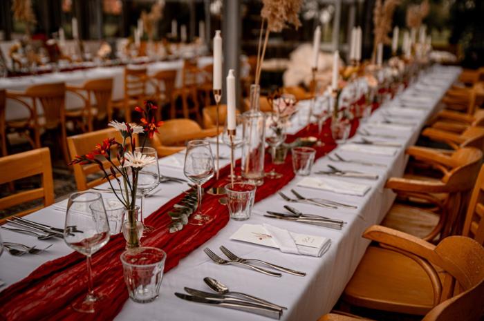Bruiloft Mark & Sarah: bruiloftstyling en bloemen door Je Grote Dag bij Landgoed de Olifant Nieuwerkerk aan de IJssel – foto 5
