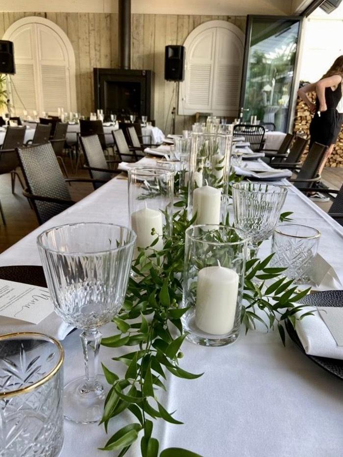 Bruiloft M & T: bruiloftstyling en bloemen door Je Grote Dag bij St. Bavokerk te Haarlem & Papa's Beach House te Hoofddorp – foto 2