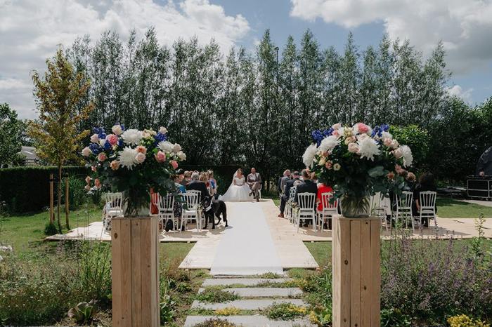 Bruiloft Cas en As: bruiloftstyling en bloemen door Je Grote Dag bij Thuis – foto 4