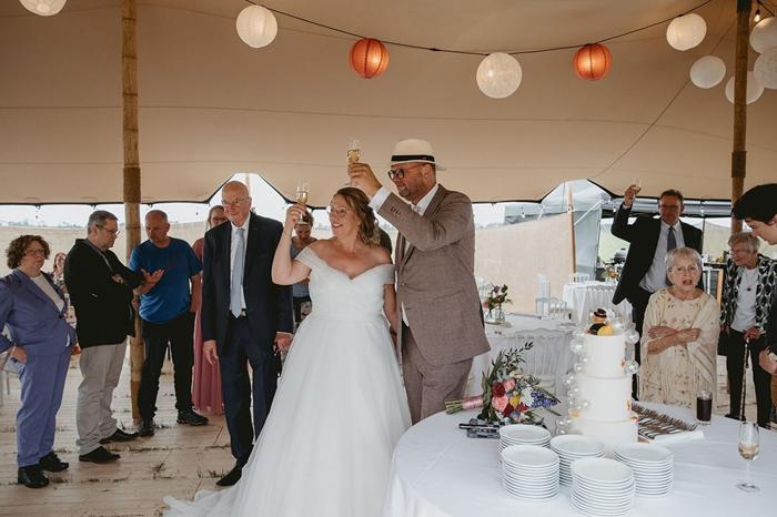 Bruiloft Cas en As: bruiloftstyling en bloemen door Je Grote Dag bij Thuis – foto 6
