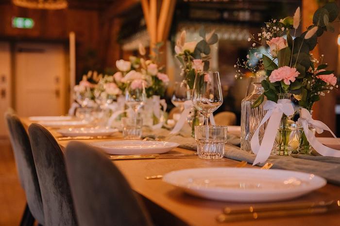 Bruiloft Dennis en Synthia: bruiloftstyling en bloemen door Je Grote Dag bij Non Burgersdijk – foto 10