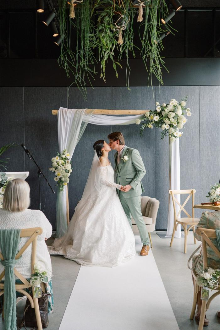 Bruiloft Mario & Desma: bruiloftstyling en bloemen door Je Grote Dag bij Buck Bar Kitchen Boskoop – foto 11
