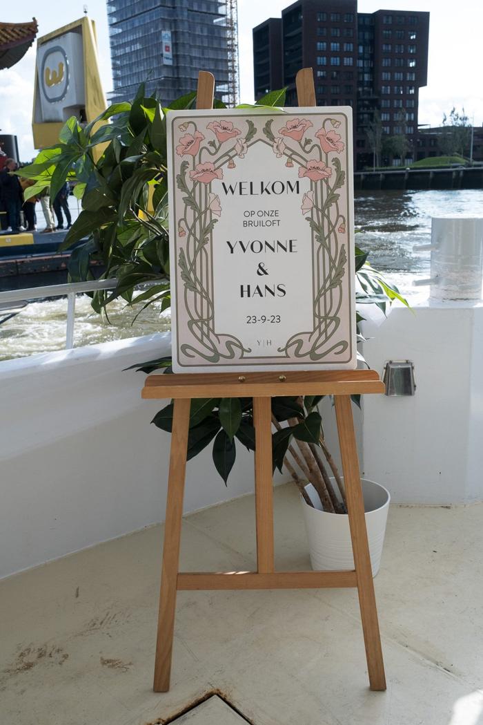 Bruiloft Hans & Yvonne: bruiloftstyling en bloemen door Je Grote Dag bij Partyschip de Parel aan de maas – foto 4