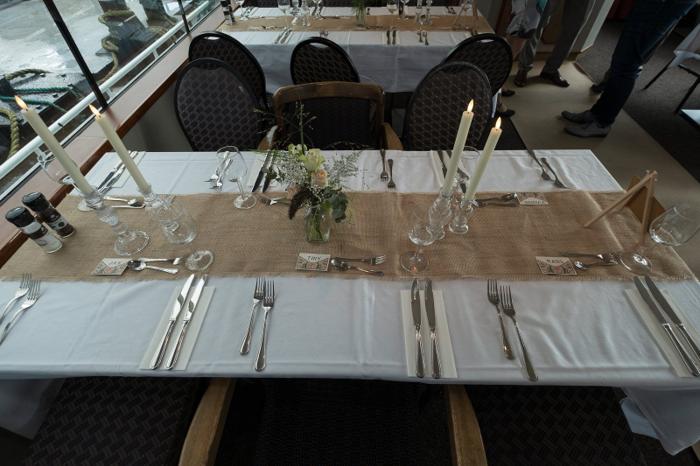 Bruiloft Hans & Yvonne: bruiloftstyling en bloemen door Je Grote Dag bij Partyschip de Parel aan de maas – foto 5