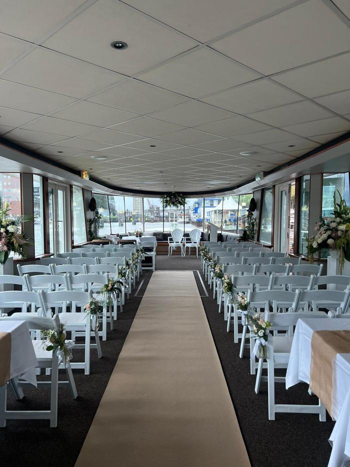 Bruiloft Hans & Yvonne: bruiloftstyling en bloemen door Je Grote Dag bij Partyschip de Parel aan de maas – foto 7