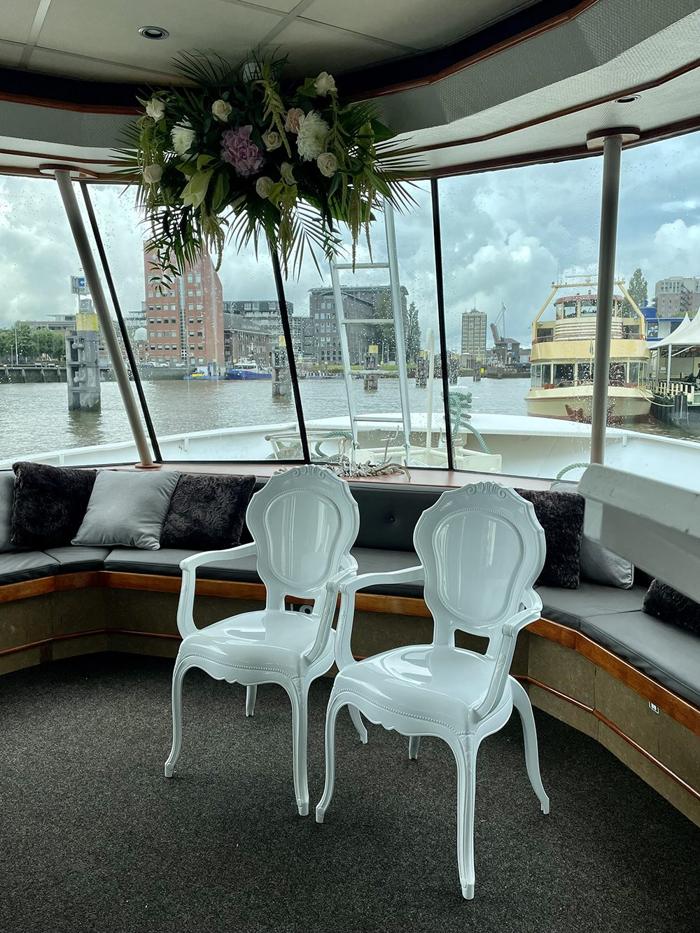 Bruiloft Hans & Yvonne: bruiloftstyling en bloemen door Je Grote Dag bij Partyschip de Parel aan de maas – foto 9