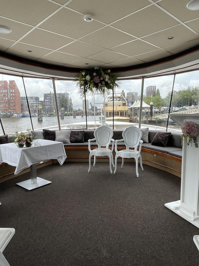 Bruiloft Hans & Yvonne: bruiloftstyling en bloemen door Je Grote Dag bij Partyschip de Parel aan de maas – foto 10