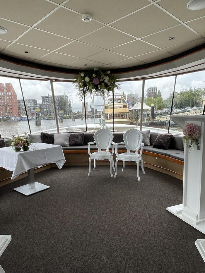 Bruiloft Hans & Yvonne: bruiloftstyling en bloemen door Je Grote Dag bij Partyschip de Parel aan de maas – foto 11