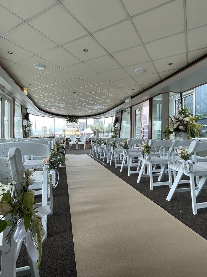 Bruiloft Hans & Yvonne: bruiloftstyling en bloemen door Je Grote Dag bij Partyschip de Parel aan de maas – foto 12