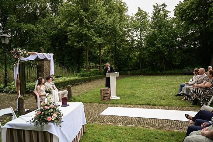 Bruiloft Jeremy en Laura: bruiloftstyling en bloemen door Je Grote Dag bij Landhuis de Oliphant, Rotterdam – foto 9