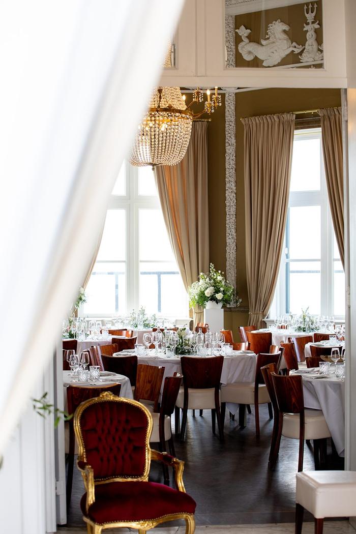 Bruiloft Joost en Marieke: bruiloftstyling en bloemen door Je Grote Dag bij Paviljoen de Witte, Scheveningen – foto 3