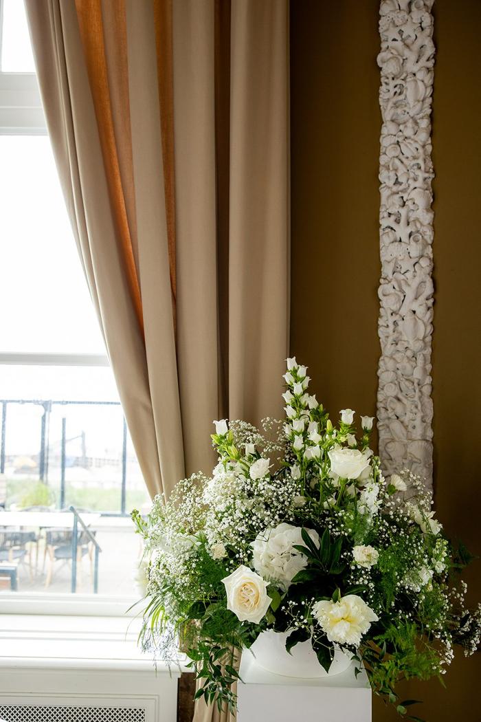 Bruiloft Joost en Marieke: bruiloftstyling en bloemen door Je Grote Dag bij Paviljoen de Witte, Scheveningen – foto 5