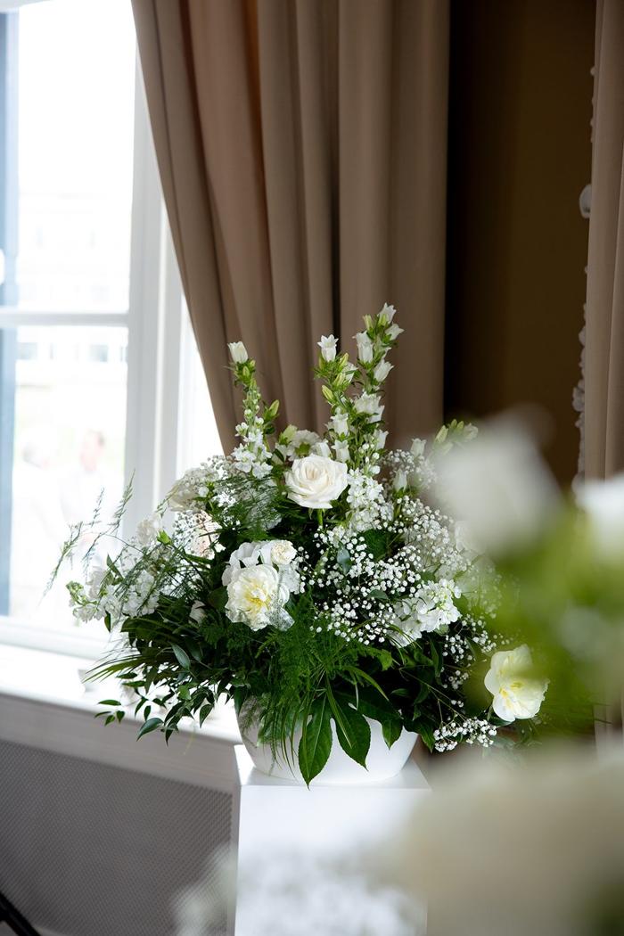 Bruiloft Joost en Marieke: bruiloftstyling en bloemen door Je Grote Dag bij Paviljoen de Witte, Scheveningen – foto 7