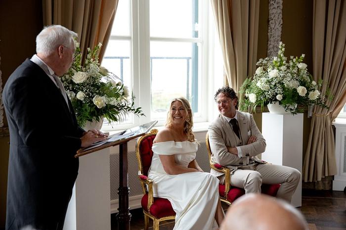 Bruiloft Joost en Marieke: bruiloftstyling en bloemen door Je Grote Dag bij Paviljoen de Witte, Scheveningen – foto 13
