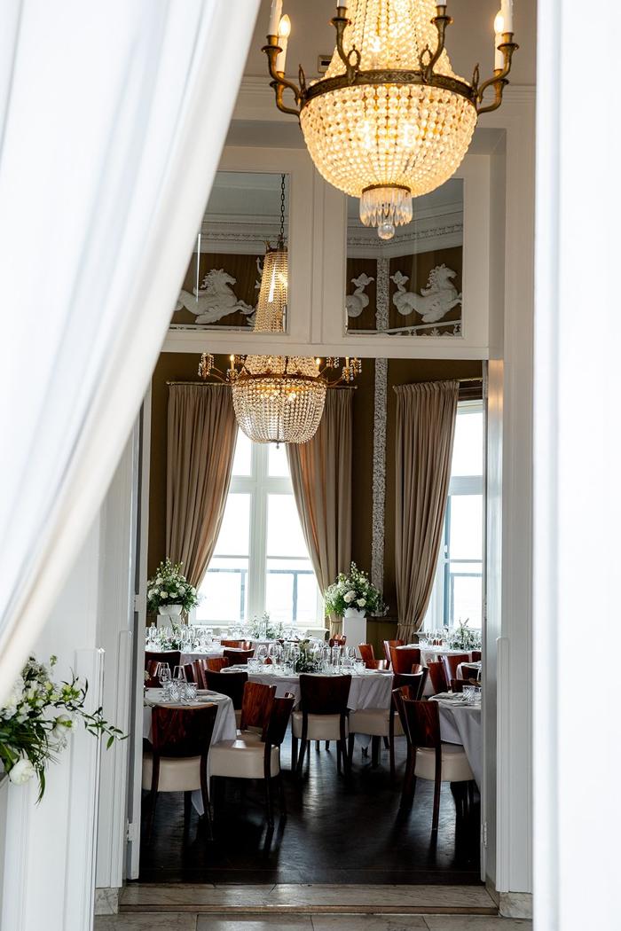 Bruiloft Joost en Marieke: bruiloftstyling en bloemen door Je Grote Dag bij Paviljoen de Witte, Scheveningen – foto 15