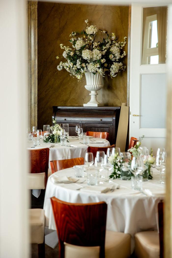 Bruiloft Joost en Marieke: bruiloftstyling en bloemen door Je Grote Dag bij Paviljoen de Witte, Scheveningen – foto 16