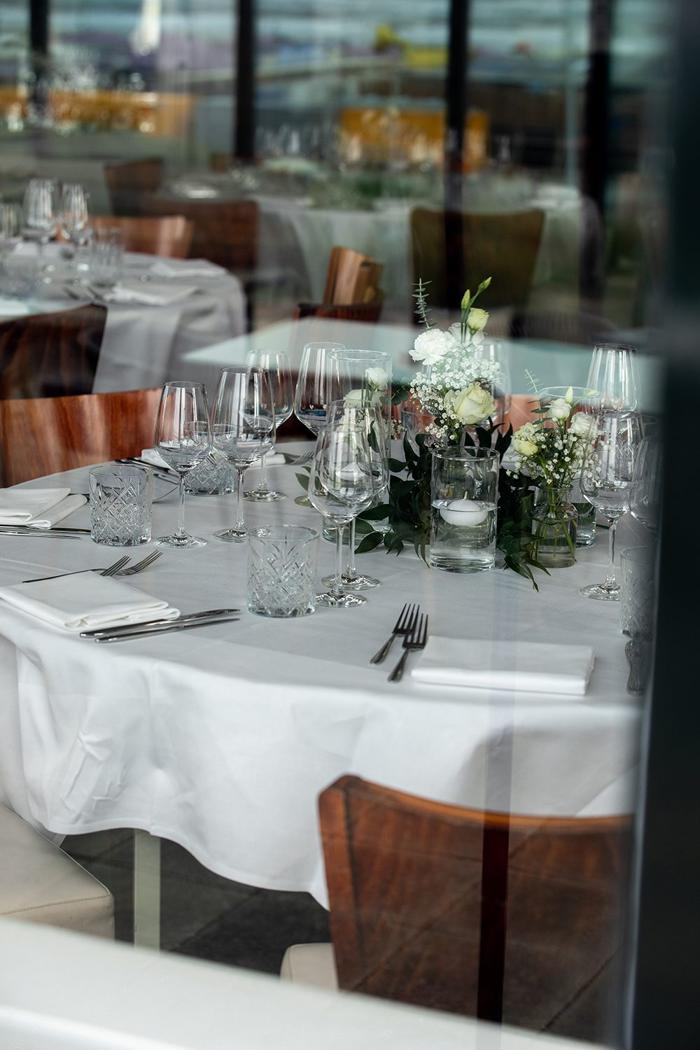 Bruiloft Joost en Marieke: bruiloftstyling en bloemen door Je Grote Dag bij Paviljoen de Witte, Scheveningen – foto 17