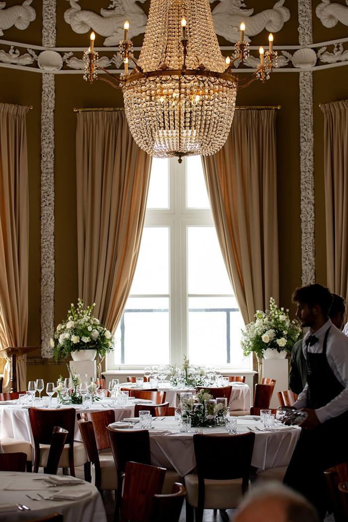 Bruiloft Joost en Marieke: bruiloftstyling en bloemen door Je Grote Dag bij Paviljoen de Witte, Scheveningen – foto 20