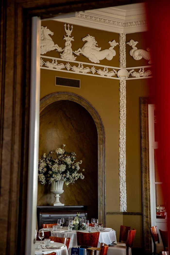 Bruiloft Joost en Marieke: bruiloftstyling en bloemen door Je Grote Dag bij Paviljoen de Witte, Scheveningen – foto 21