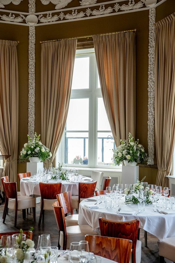 Bruiloft Joost en Marieke: bruiloftstyling en bloemen door Je Grote Dag bij Paviljoen de Witte, Scheveningen – foto 22